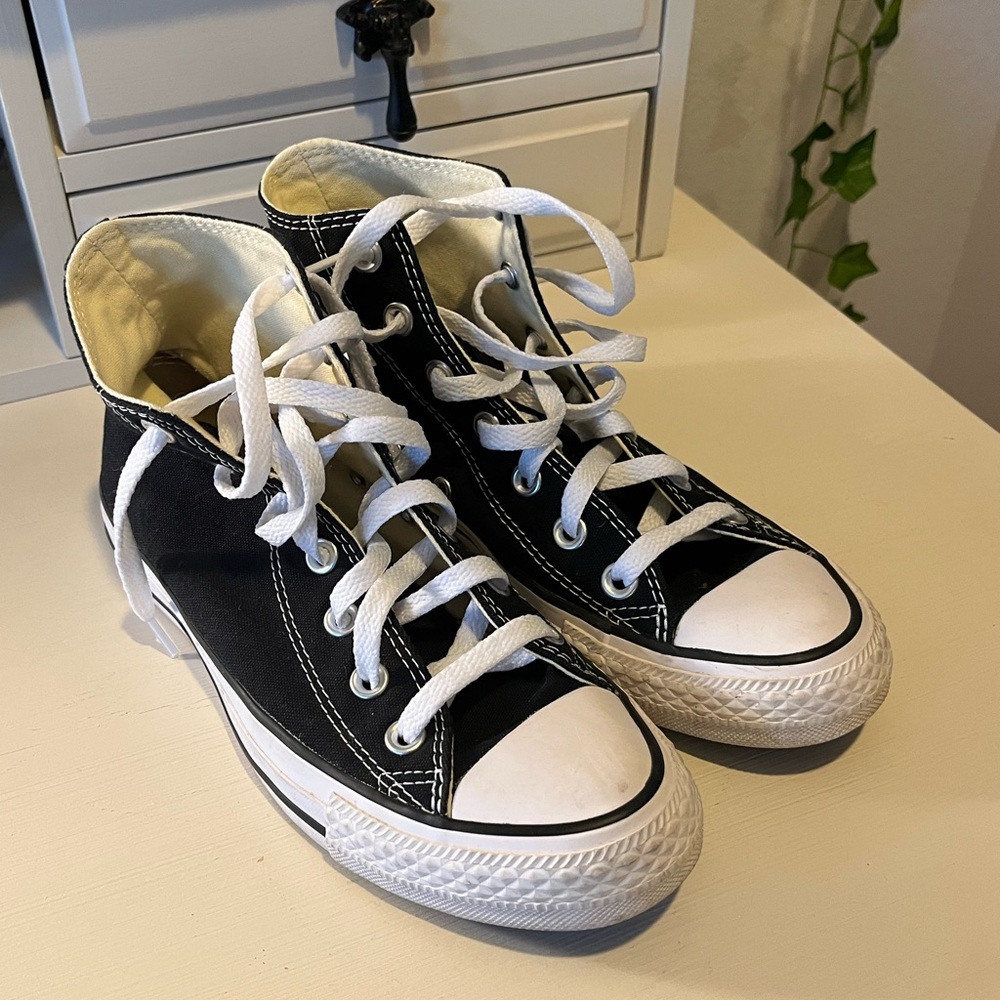 High top black converse mens 5/women’s 7
